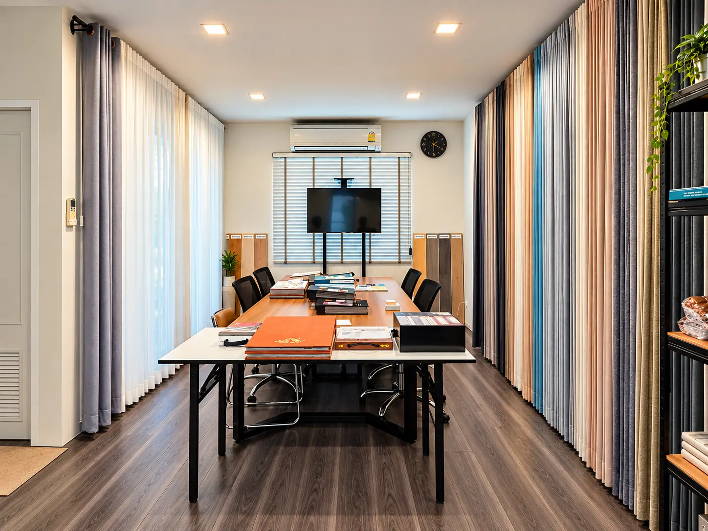ห้องโชว์รูม MID Design Studio ตัวอย่างผ้าม่านและม่านม้วนพร้อมโต๊ะเลือกแบบ